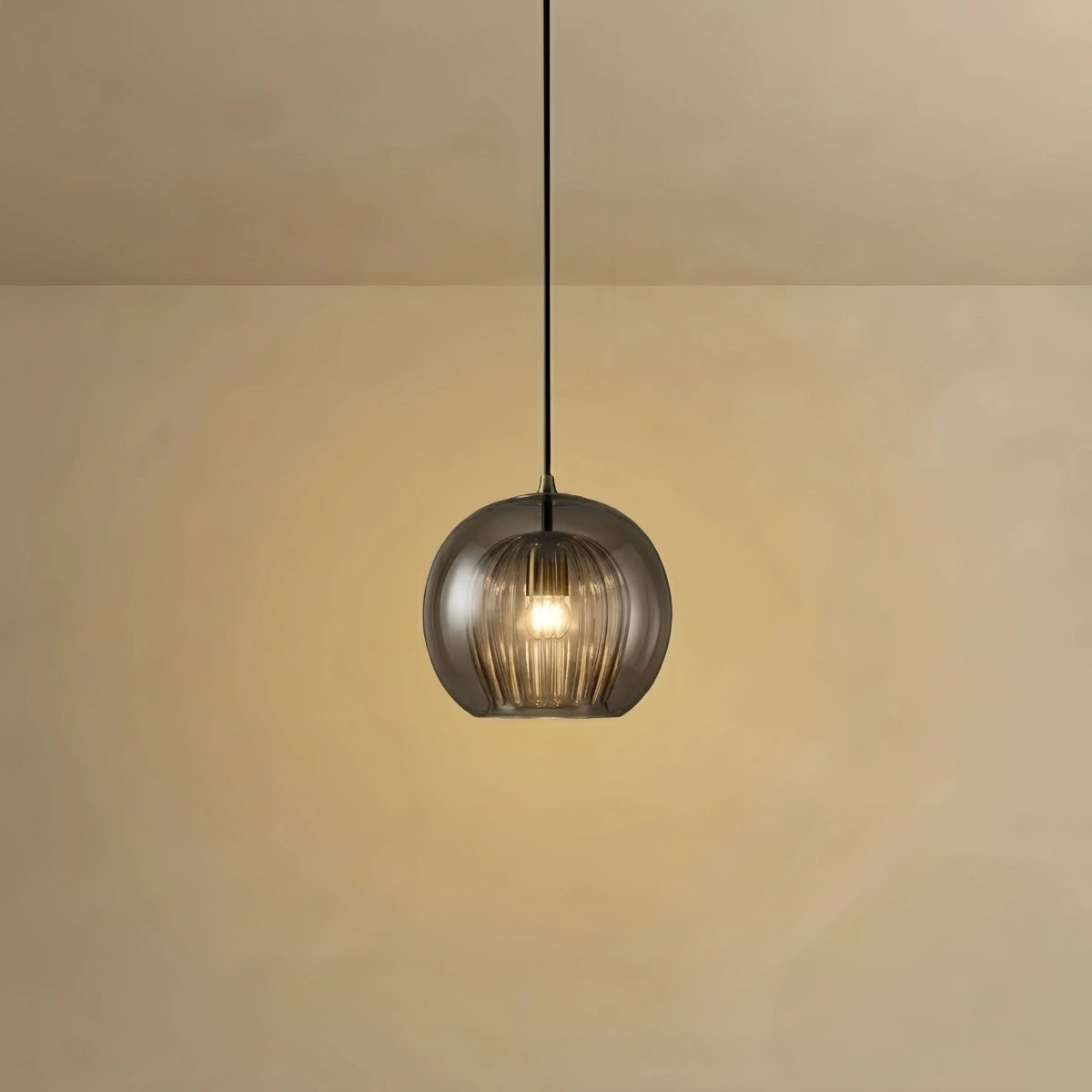 Vetro Nordic Globe Pendelleuchte – Klares oder bernsteinfarbenes Glas fürs Schlafzimmer