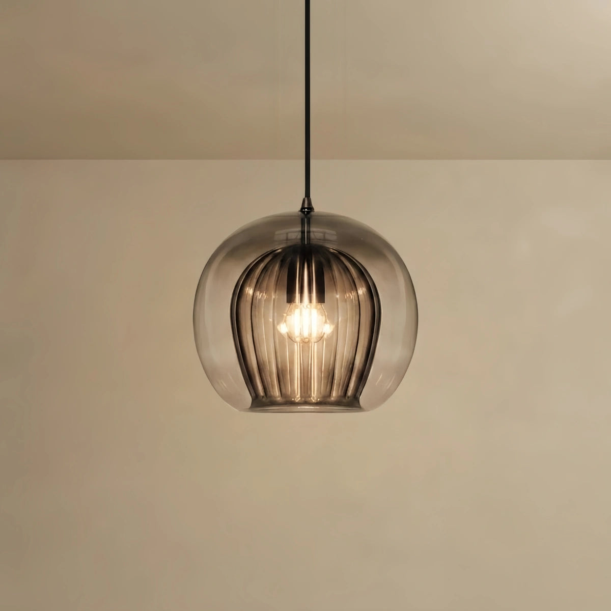 Vetro Nordic Globe Pendelleuchte – Klares oder bernsteinfarbenes Glas fürs Schlafzimmer