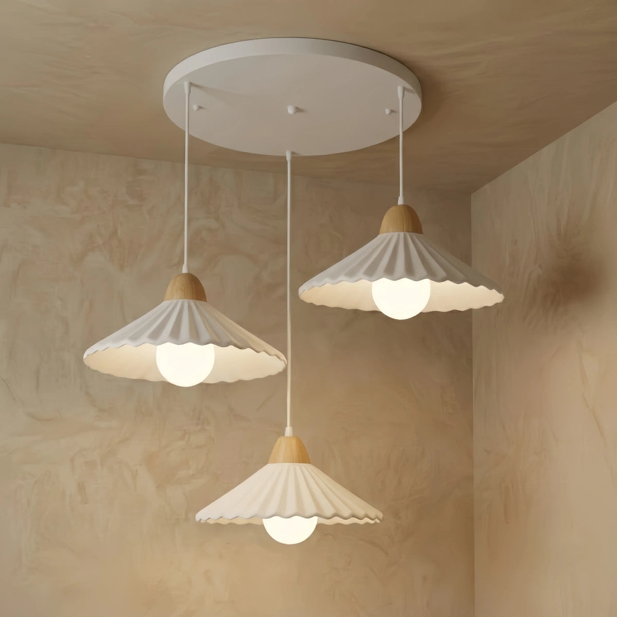 Moderne Pendelleuchte Crema aus Holz und Glas – Brauner konischer Schirm für das Esszimmer