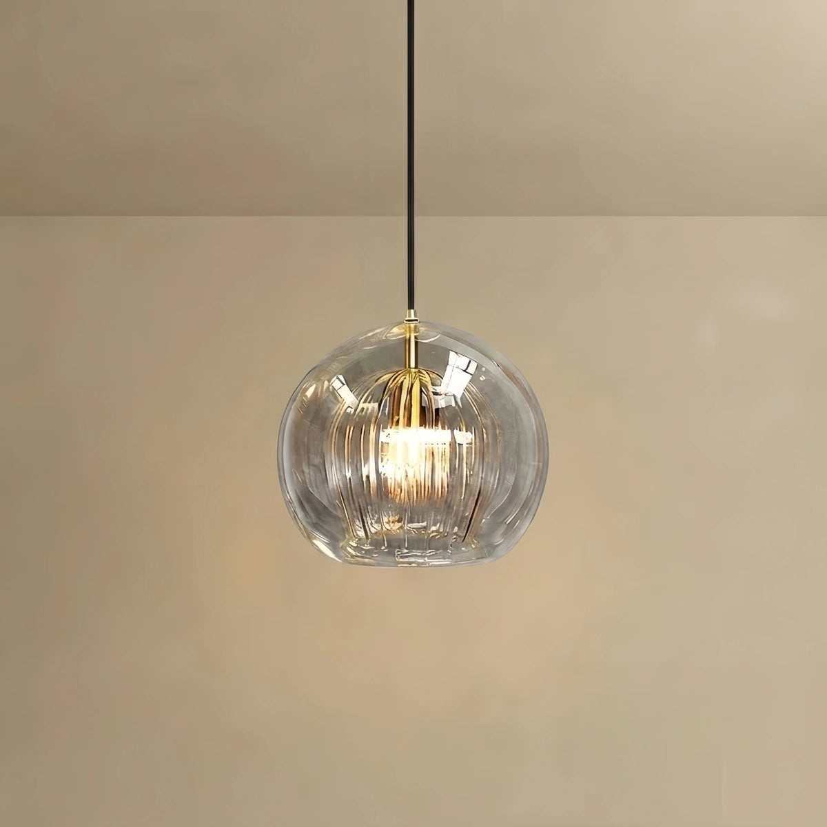Vetro Nordic Globe Pendelleuchte – Klares oder bernsteinfarbenes Glas fürs Schlafzimmer