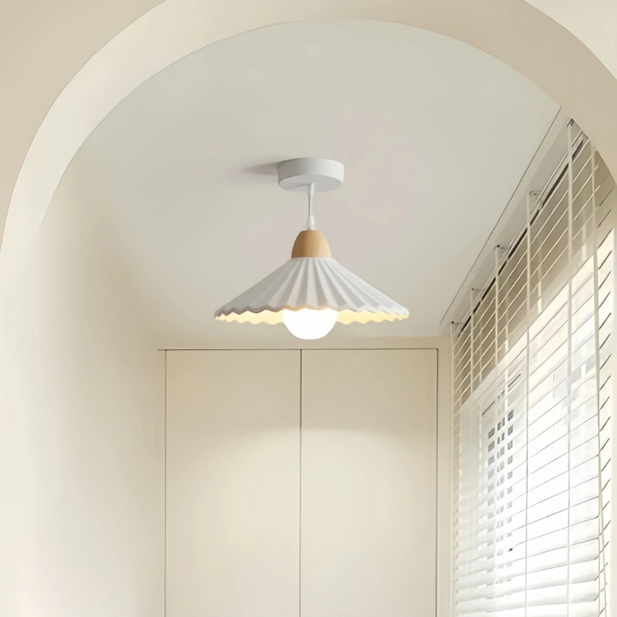 Moderne Pendelleuchte Crema aus Holz und Glas – Brauner konischer Schirm für das Esszimmer