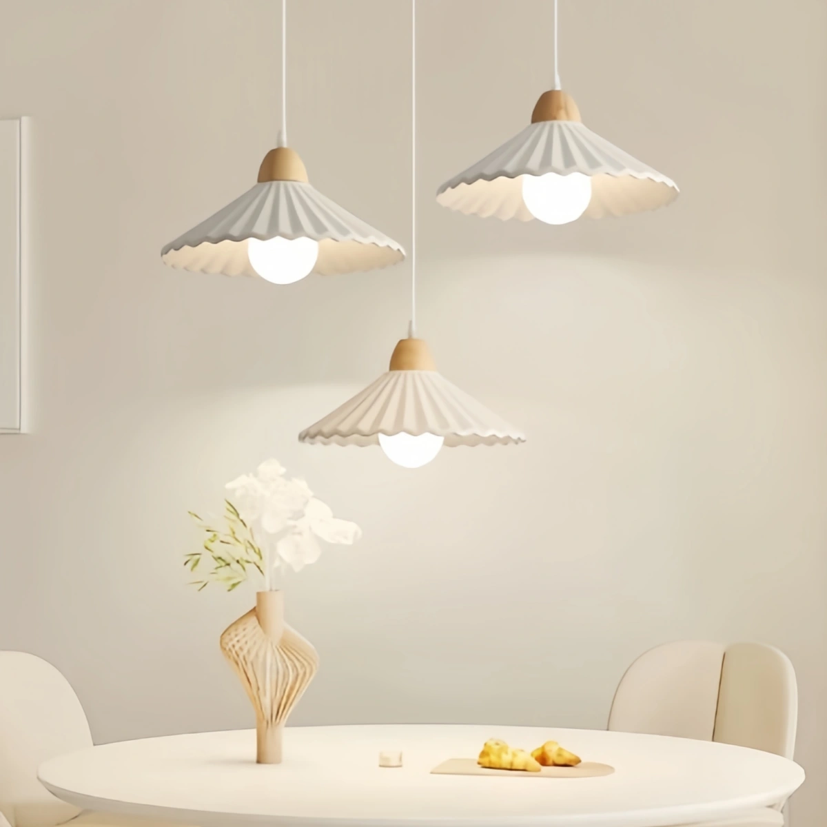 Moderne Pendelleuchte Crema aus Holz und Glas – Brauner konischer Schirm für das Esszimmer