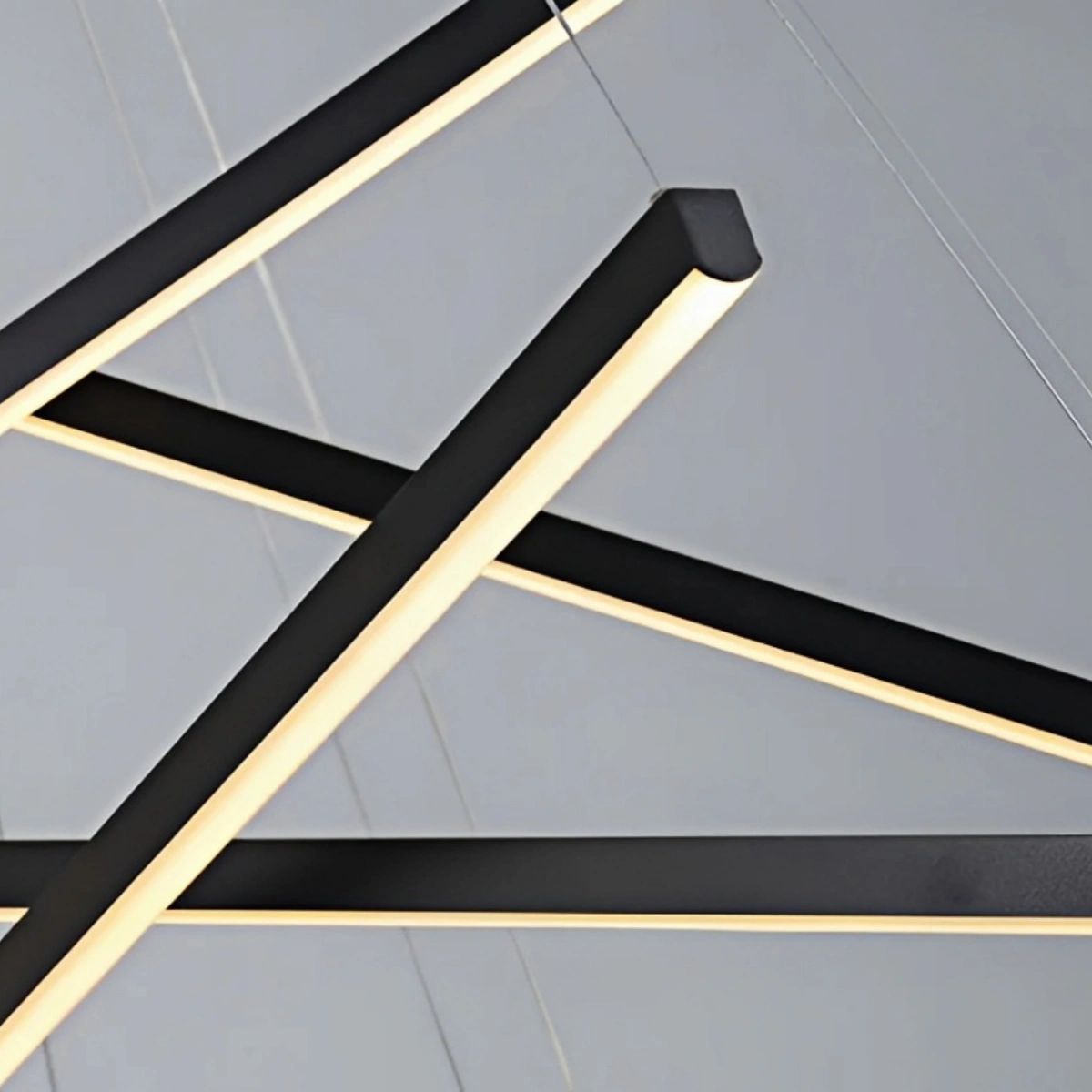 Arcato Moderne Skulpturale Chandelier – LED-Halo-Leuchte aus Aluminium und Kieselgel für das Wohnzimmer