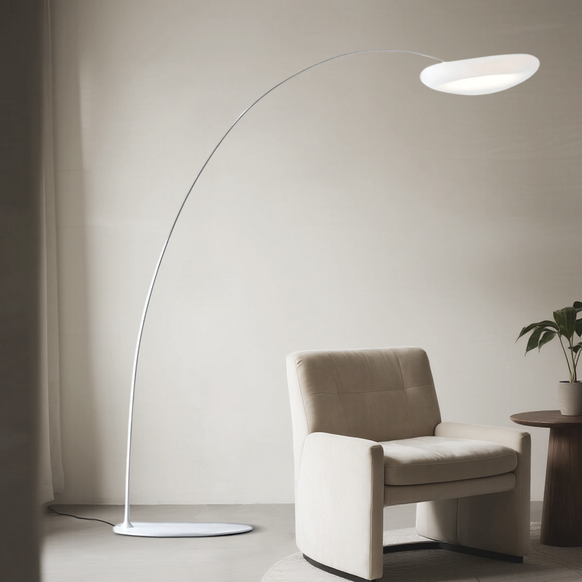 Velora Minimalistische Stehlampe – Gebogenes Design in Schwarz/Weiß, dimmbar für das Wohnzimmer
