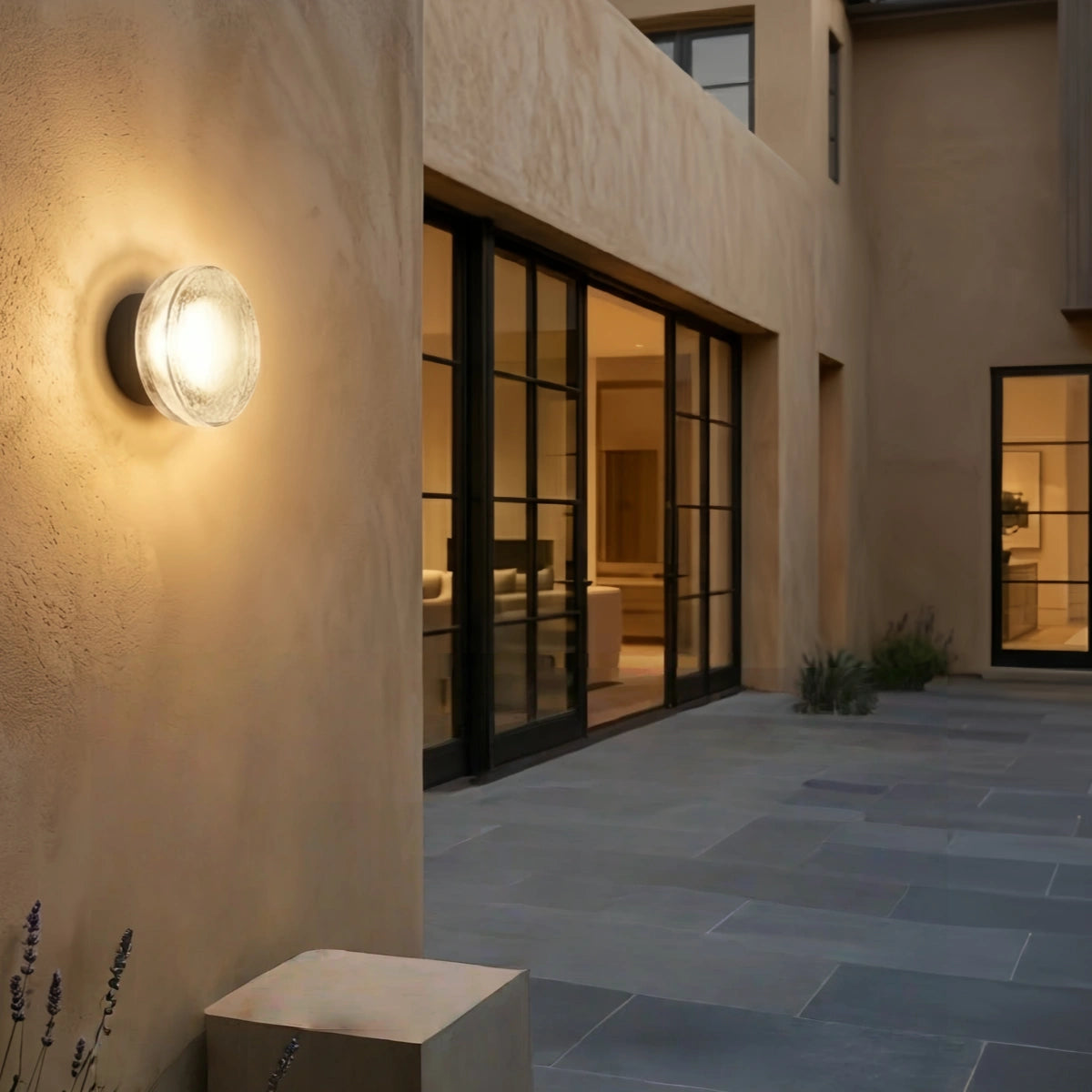 Moderne Außenwandleuchte Embrace – Rundes Design aus Klarglas und Metall für die Terrasse