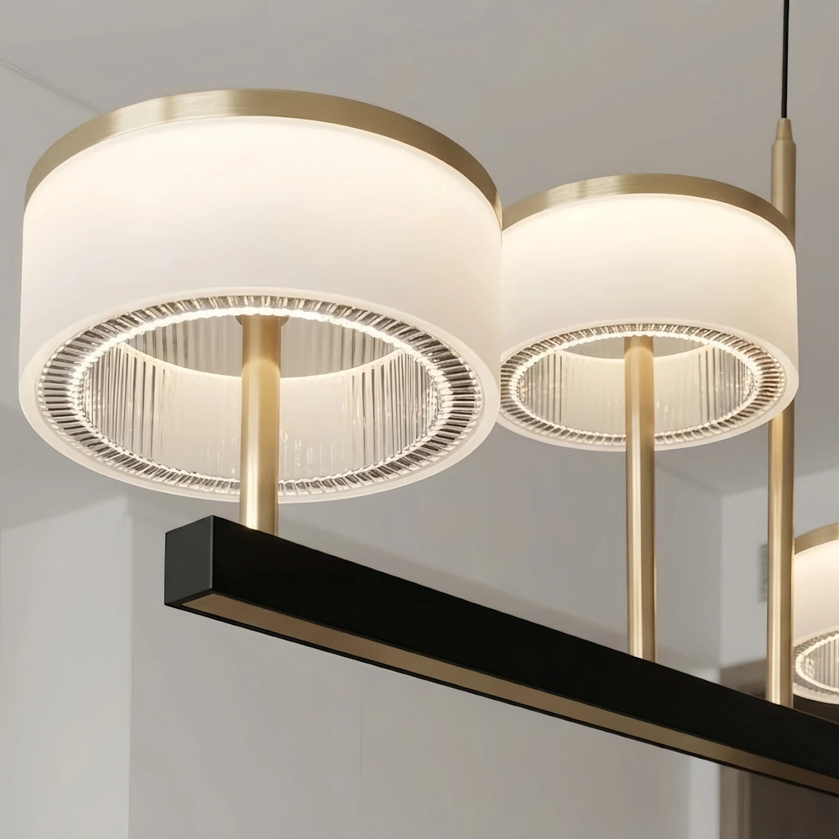 Moderne lineare Pendelleuchte in Gold und Schwarz – skulpturale Eleganz der Jahrhundertmitte für das Esszimmer