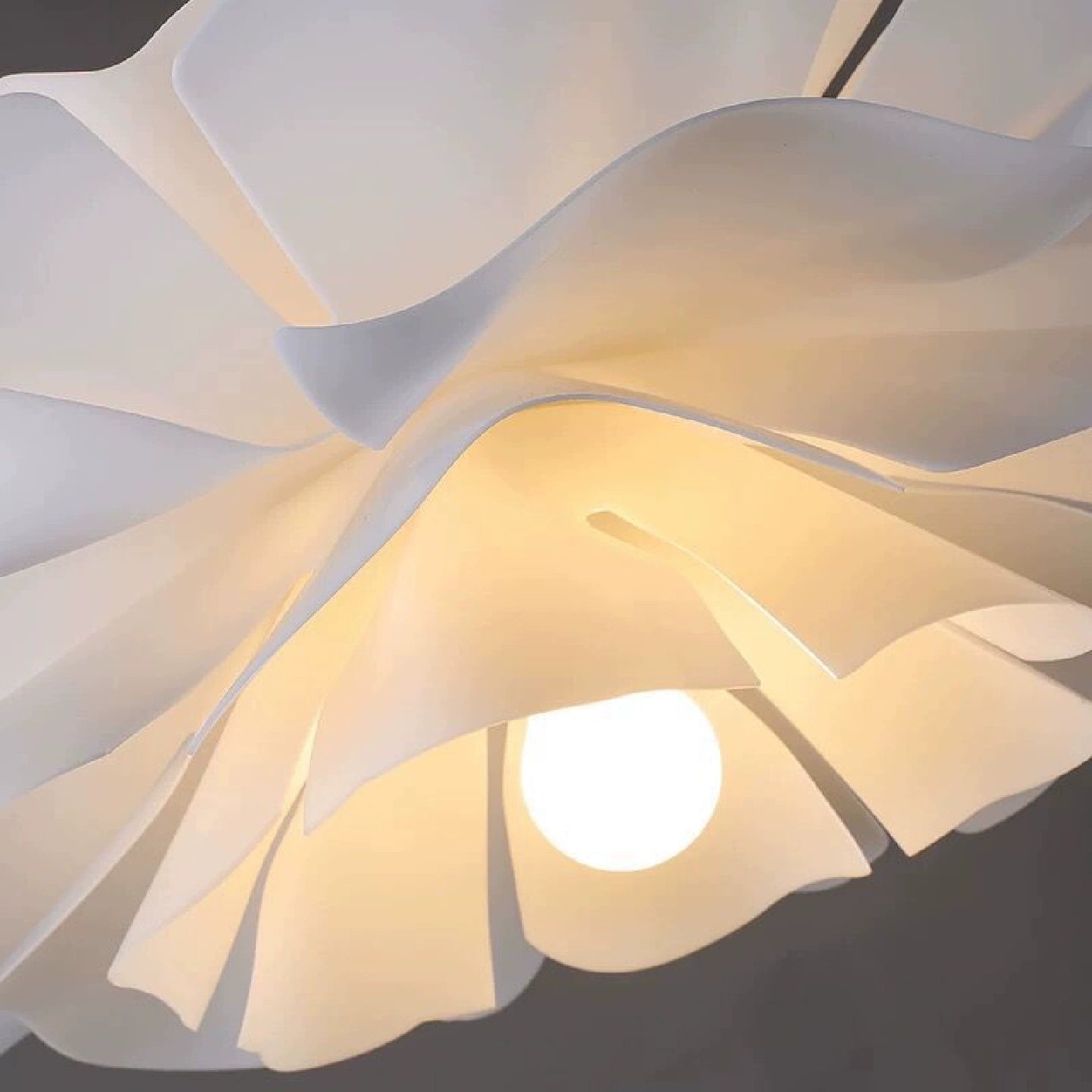 Moderne, blütenförmige Pendelleuchte Crema – Weißes Metall/Acryl für das Esszimmer