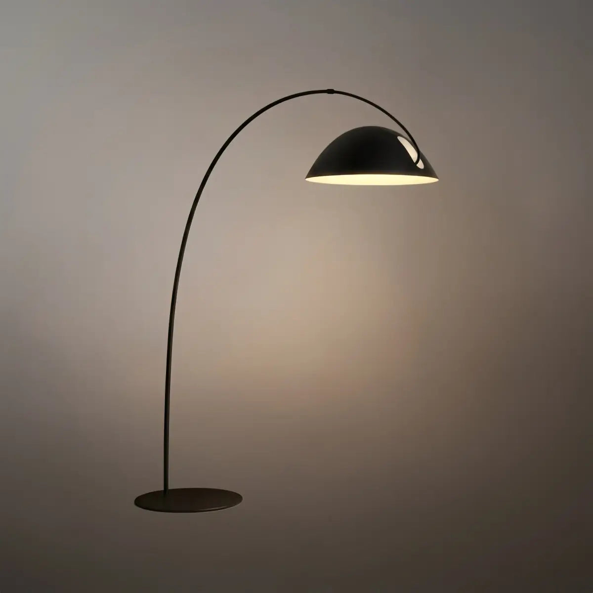 Velora Moderne schwarze Stehlampe – Gebogenes Metalldesign für das Wohnzimmer