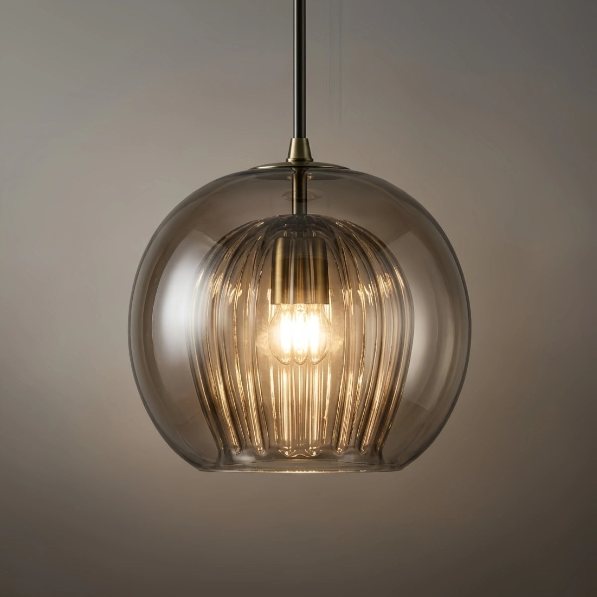 Vetro Nordic Globe Pendelleuchte – Klares oder bernsteinfarbenes Glas fürs Schlafzimmer