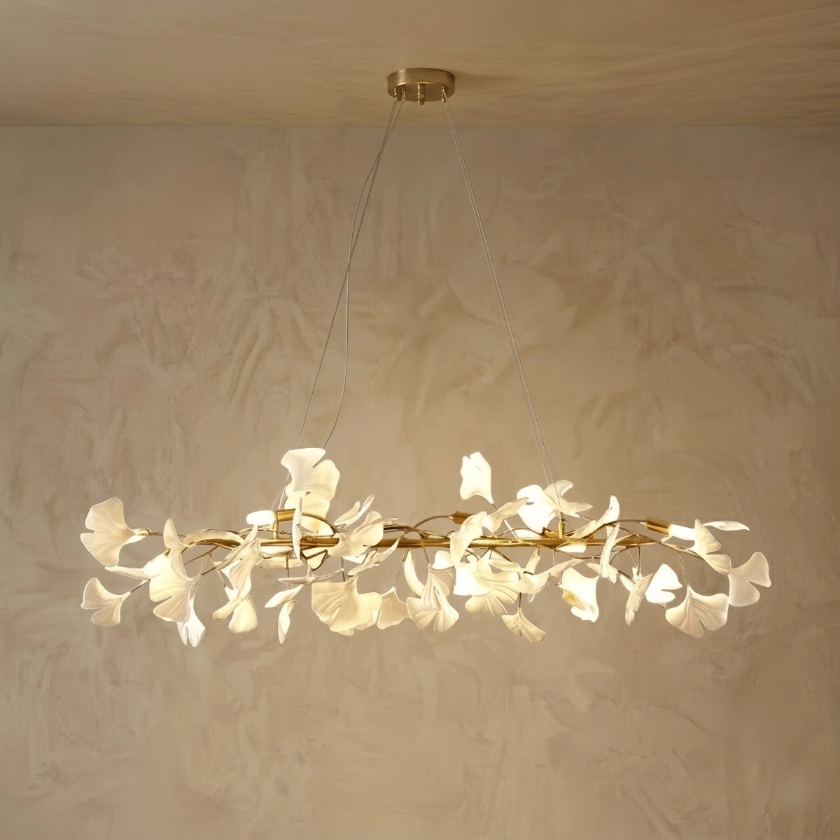 Moderner Ginkgo-Kronleuchter – Deckenleuchte mit Keramikblüten in Gold für das Esszimmer