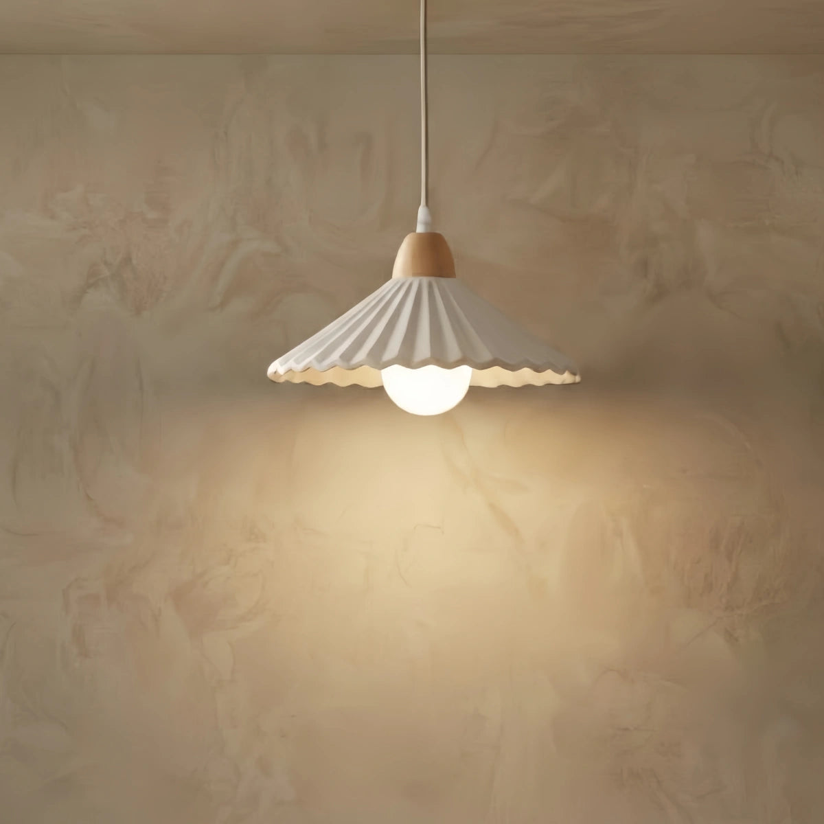 Moderne Pendelleuchte Crema aus Holz und Glas – Brauner konischer Schirm für das Esszimmer