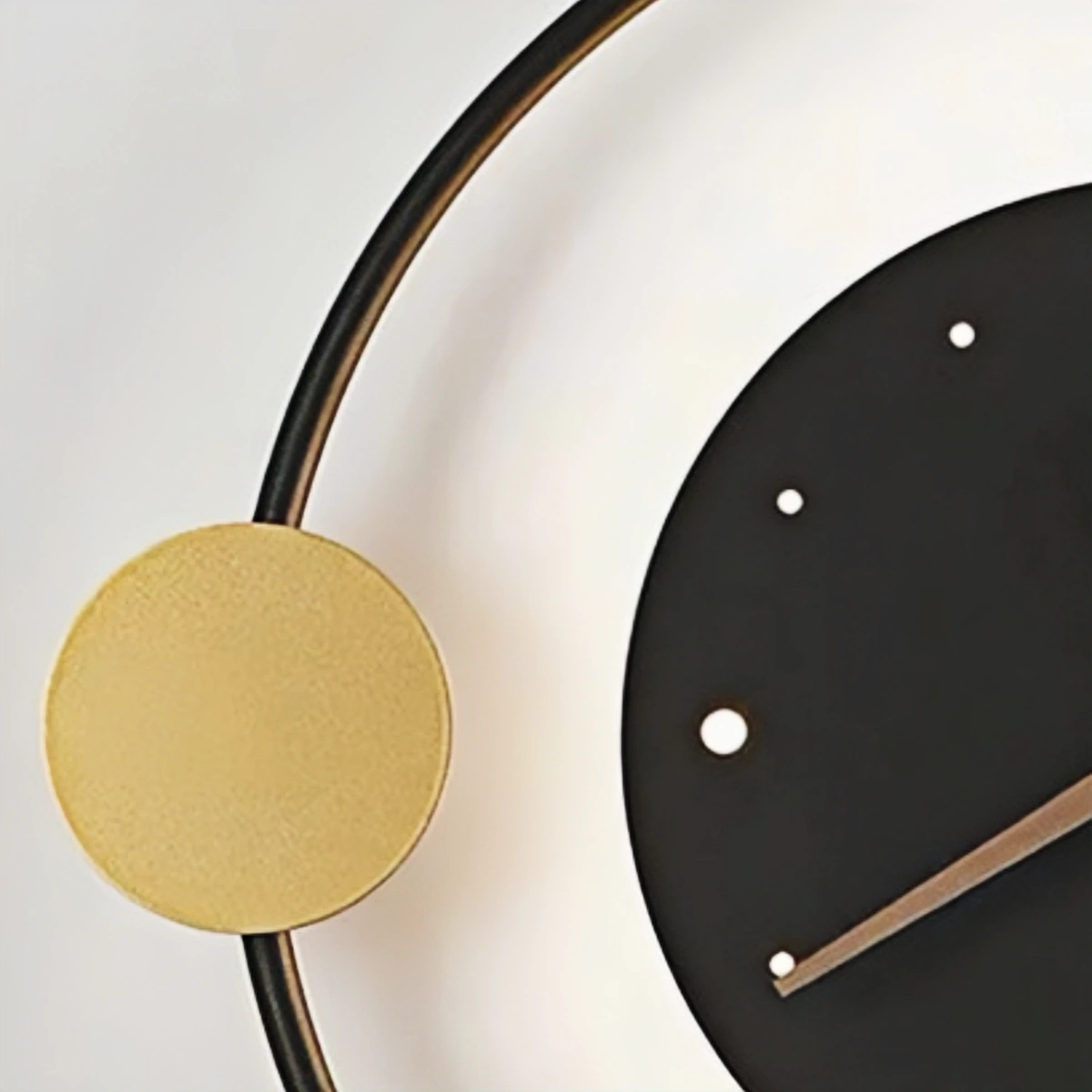 Irondale Art-Deco-Wandleuchte – Schwarz/Goldenes, von einer Uhr inspiriertes Design für das Wohnzimmer 