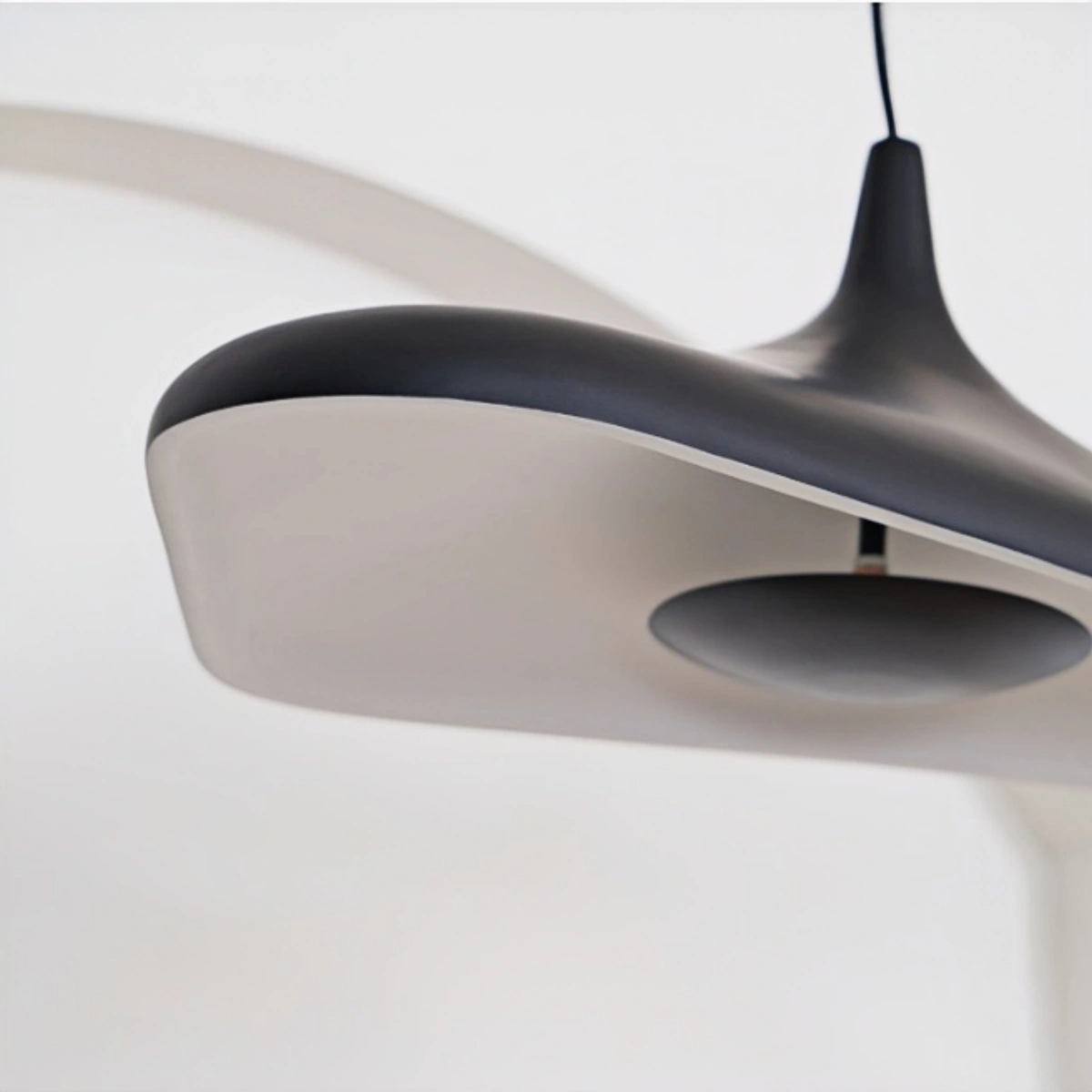 Moderne Pendelleuchte mit Schirm – Weiß/Schwarz, Kunstharz/Metall, Wohn-/Esszimmer