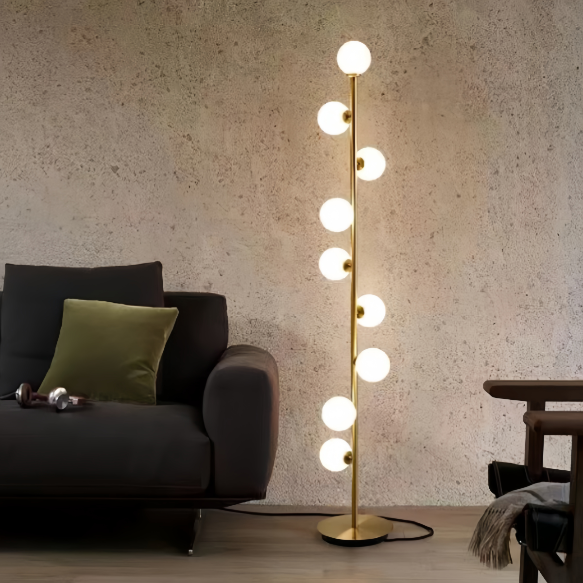 Moderne Stehlampe Excelis – Schlankes Design mit Glaskugel für das Wohnzimmer