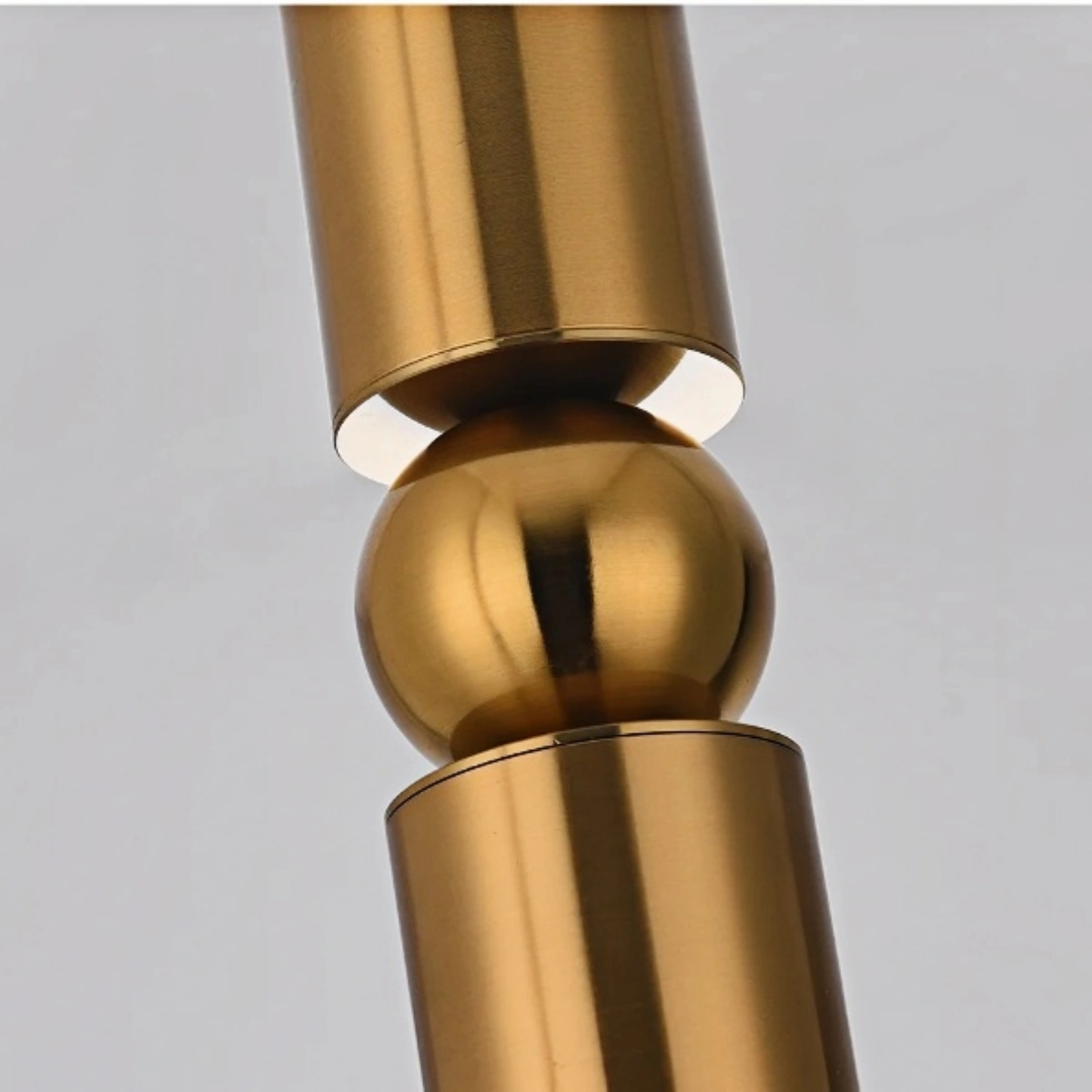 Moderne goldene Pendelleuchte mit sanft warmem Licht für zeitgemäße Innenräume