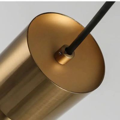 Moderne goldene Pendelleuchte mit sanft warmem Licht für zeitgemäße Innenräume
