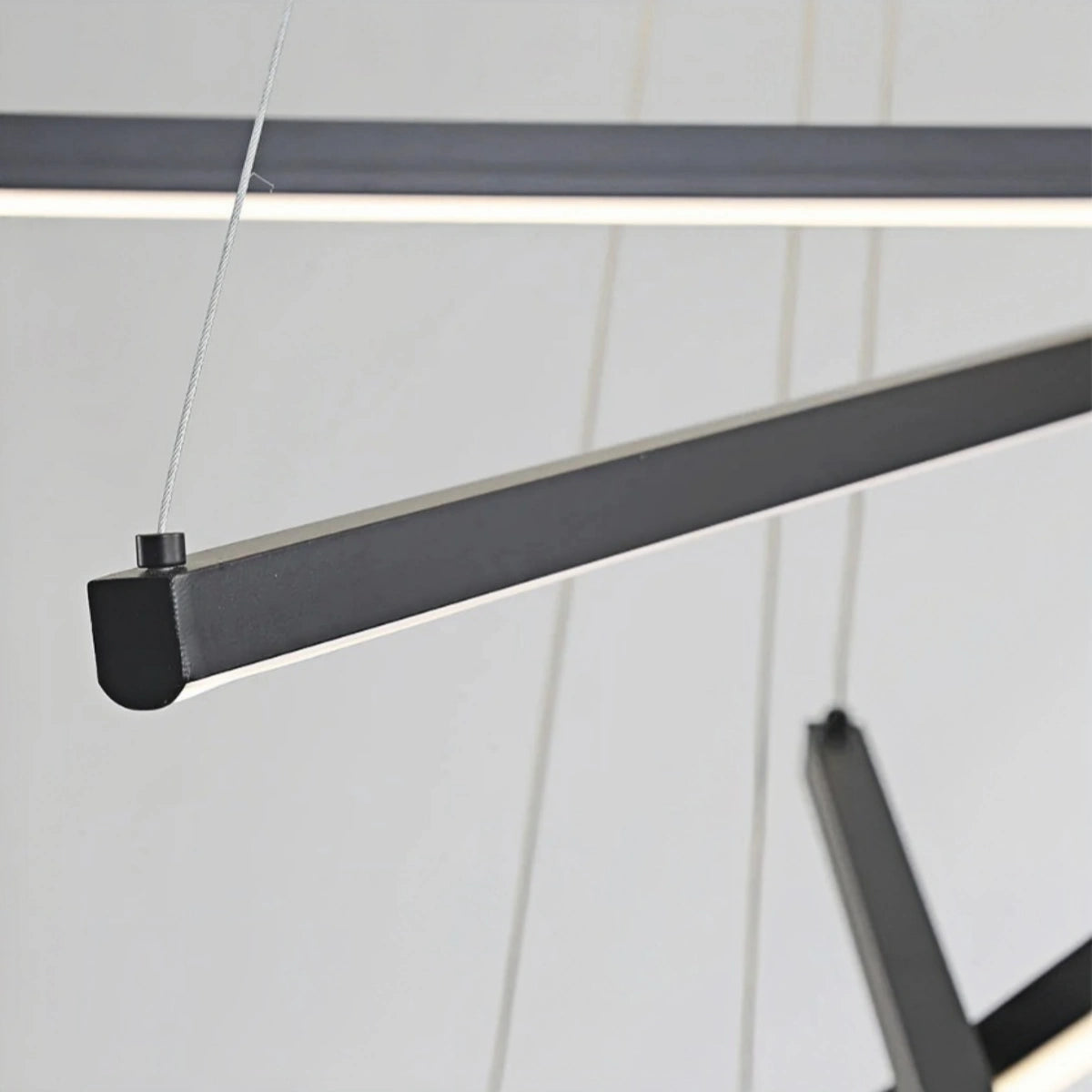 Arcato Moderne Skulpturale Chandelier – LED-Halo-Leuchte aus Aluminium und Kieselgel für das Wohnzimmer
