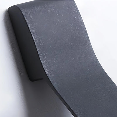 Arcato Moderne, geneigte, lineare Außenwandleuchte – Schwarze Metallleuchte für Außenwände