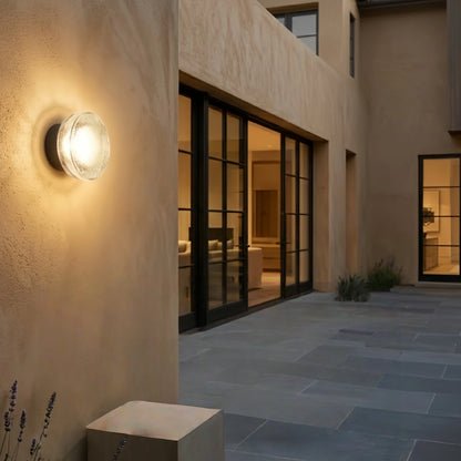 Moderne Außenwandleuchte Embrace – Rundes Design aus Klarglas und Metall für die Terrasse 