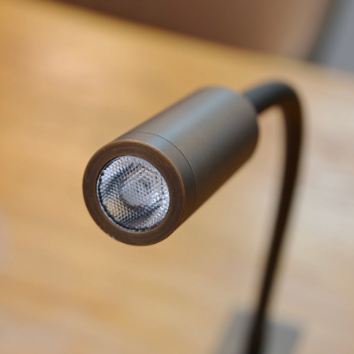 Arcato Minimalistische lineare Wandleuchte – Metall in Bronze/Chrom/Nickel für das Schlafzimmer