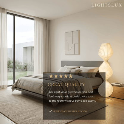 Zenno Art-Deco-Stehlampe – Weißer, plissierter Stoff &amp; Metall fürs Schlafzimmer