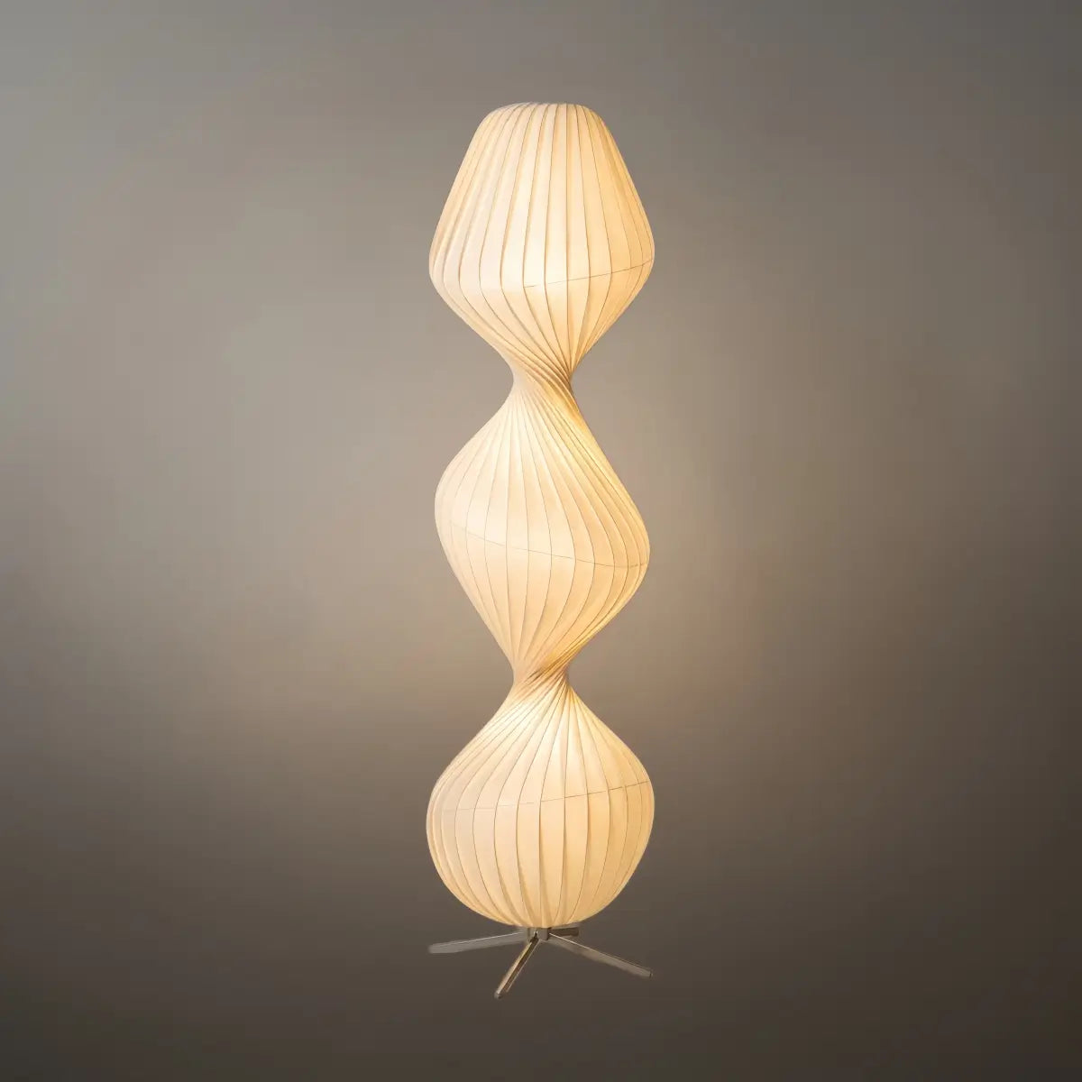 Zenno Art-Deco-Stehlampe – Weißer, plissierter Stoff &amp; Metall fürs Schlafzimmer