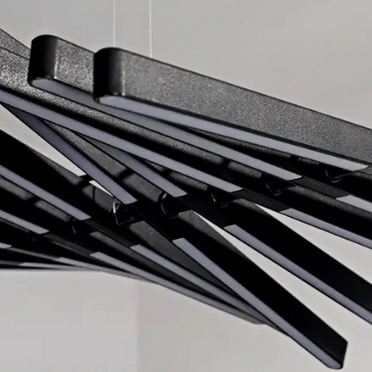 Arcato moderne verstellbare gestapelte Pendelleuchte – schwarzes Eschenholz, Eisen, Acryl, Aluminium für Kücheninsel