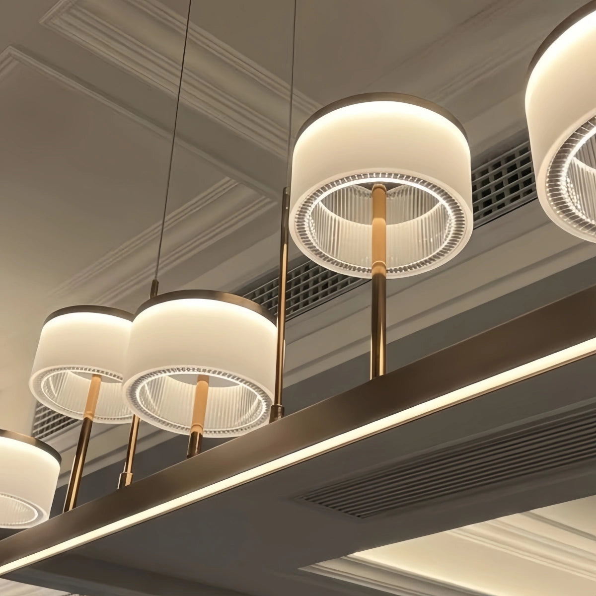 Moderne lineare Pendelleuchte in Gold und Schwarz – skulpturale Eleganz der Jahrhundertmitte für das Esszimmer