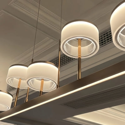 Moderne lineare Pendelleuchte in Gold und Schwarz – skulpturale Eleganz der Jahrhundertmitte für das Esszimmer