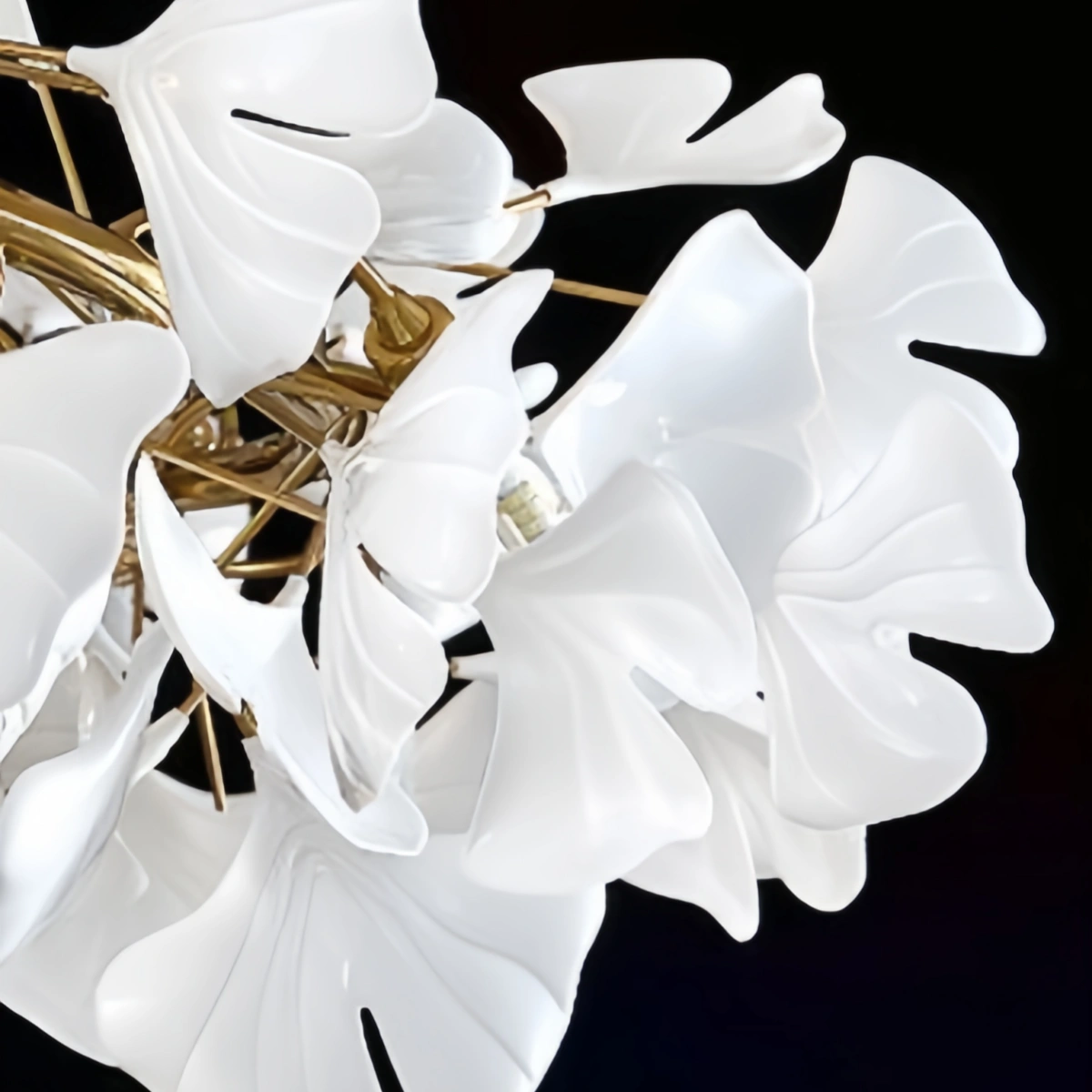 Moderner Ginkgo-Kronleuchter – Deckenleuchte mit Keramikblüten in Gold für das Esszimmer