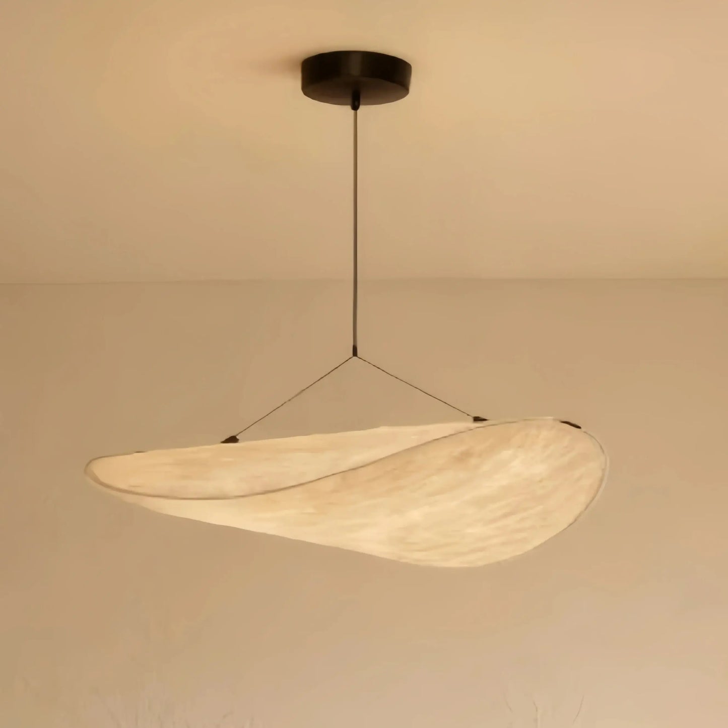 Crema Art Deco Pendelleuchte in Weiß – Gebogenes Metalldesign für das Esszimmer