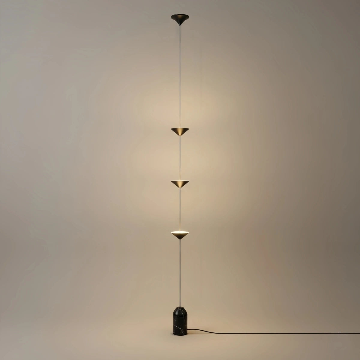 Arcato Nordic Minimalist Stehleuchte - 3-flammiges, lineares Design, volle Länge