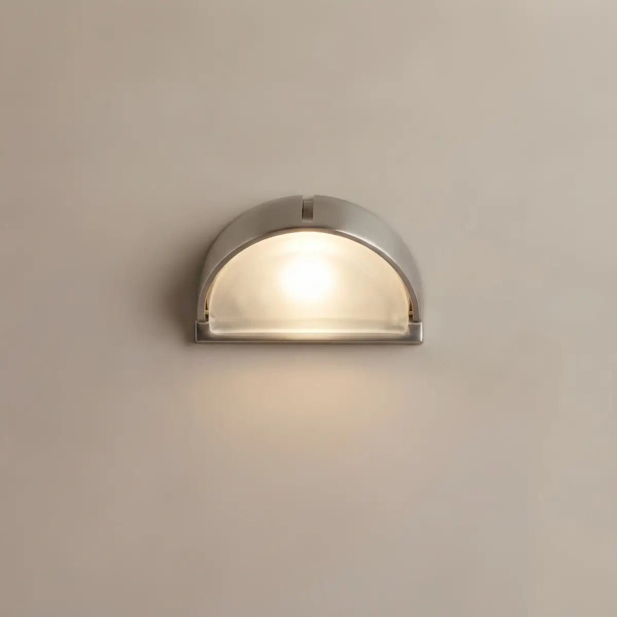 LZ520Irondale Modern Geometric Outdoor Wall Lamp – Silver Metal/Glass for Courtyard e