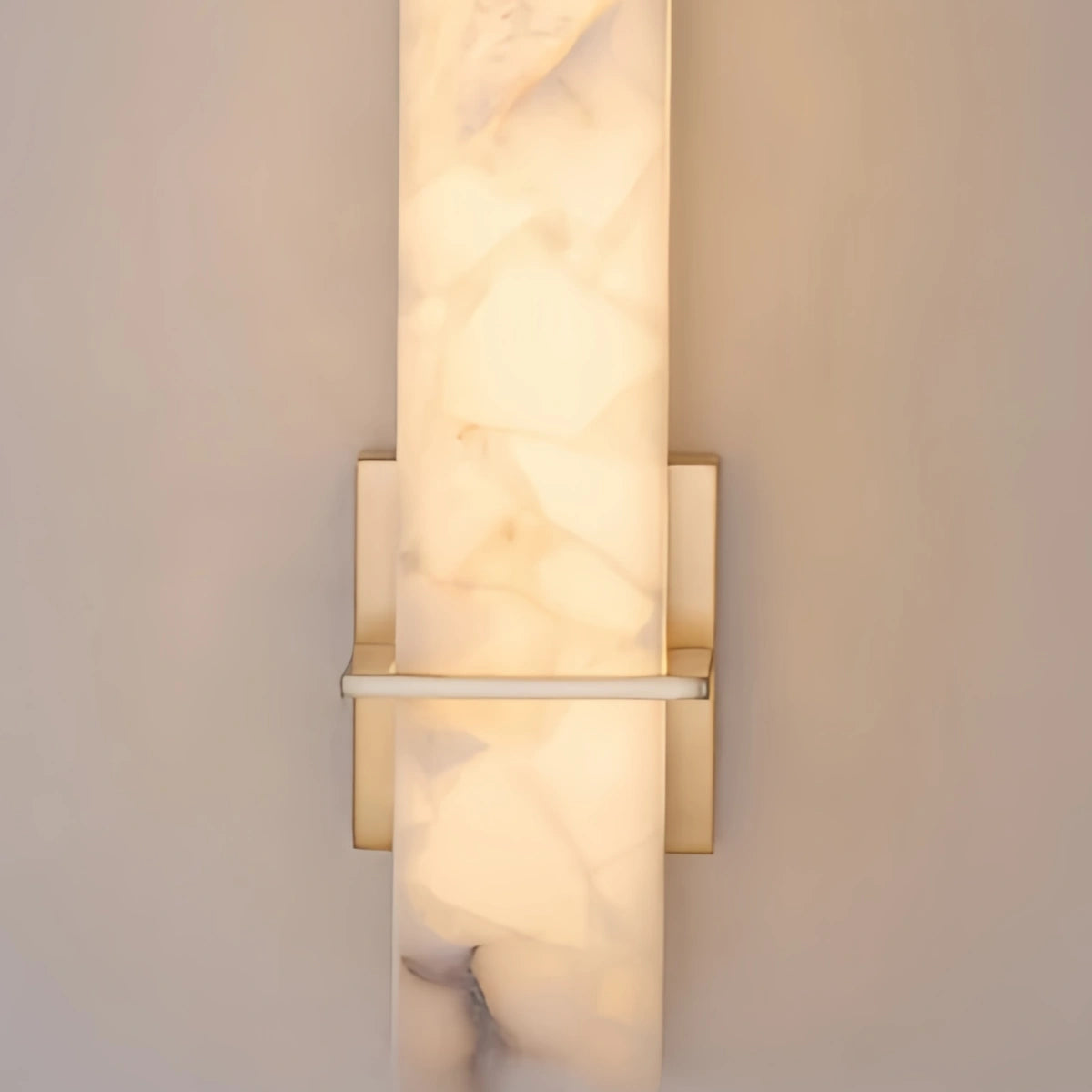 Alba Minimalistische quaderförmige Wandleuchte – weißer Alabaster & Metall für Schlafzimmer Wohnzimmer
