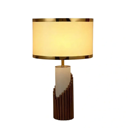 Lunara Royal Tischleuchte in Weiß und Gold – Zylindrisches Metall und Stoff fürs Schlafzimmer