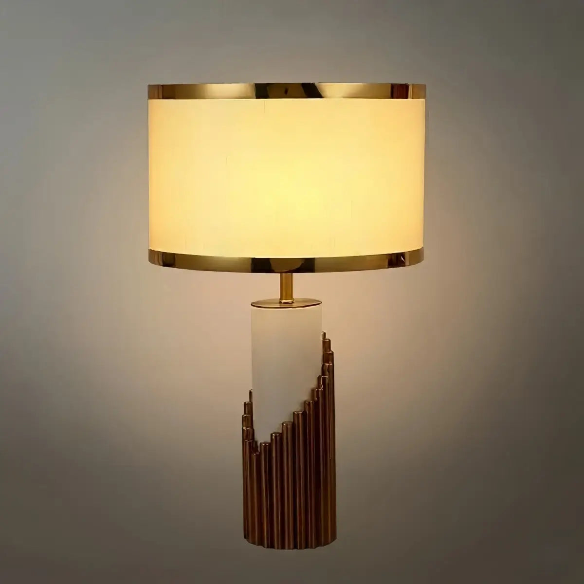 Lunara Royal Tischleuchte in Weiß und Gold – Zylindrisches Metall und Stoff fürs Schlafzimmer