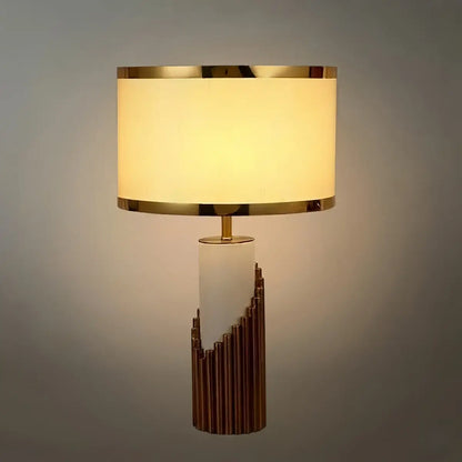 Lunara Royal Tischleuchte in Weiß und Gold – Zylindrisches Metall und Stoff fürs Schlafzimmer