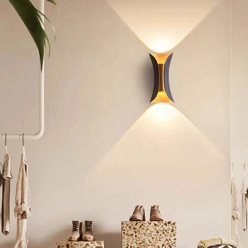 Irondale Moderne Gebogene LED-Außenwandleuchte – Wandmontierte Leuchte für Hof/Terrasse