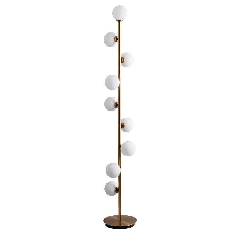Moderne Stehlampe Excelis – Schlankes Design mit Glaskugel für das Wohnzimmer
