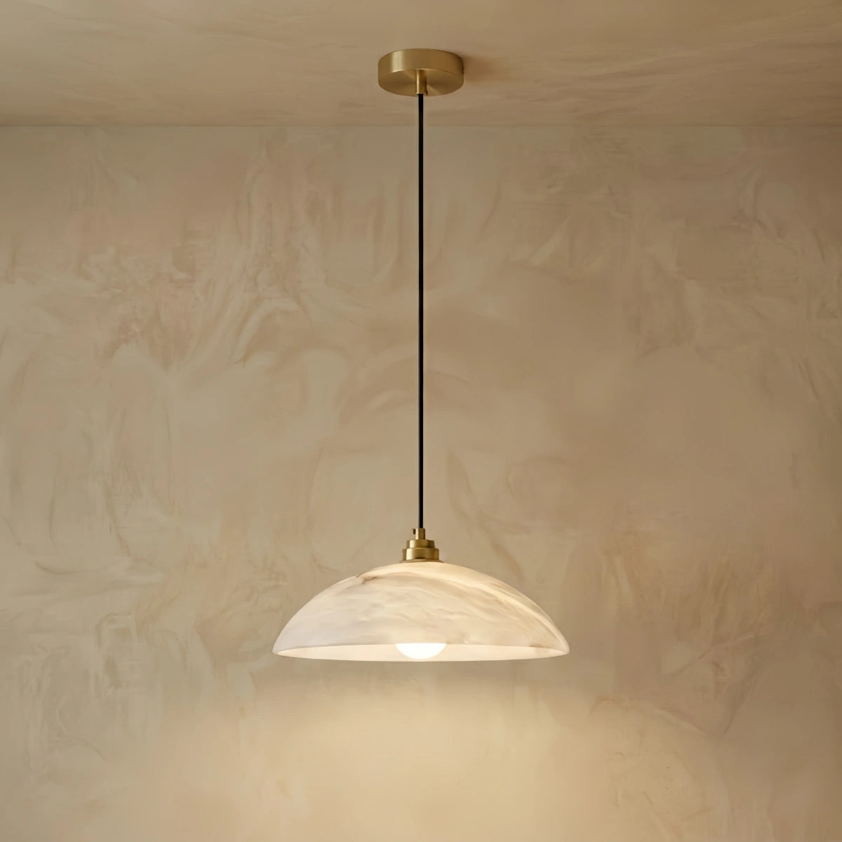 Minimalistische Dom-Pendelleuchte — geschnitzter Alabaster & poliertes Messing für Esszimmer