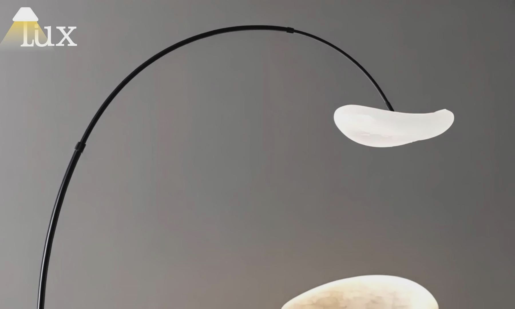 Velora Minimalistische Stehlampe – Gebogenes Design in Schwarz/Weiß, dimmbar für das Wohnzimmer