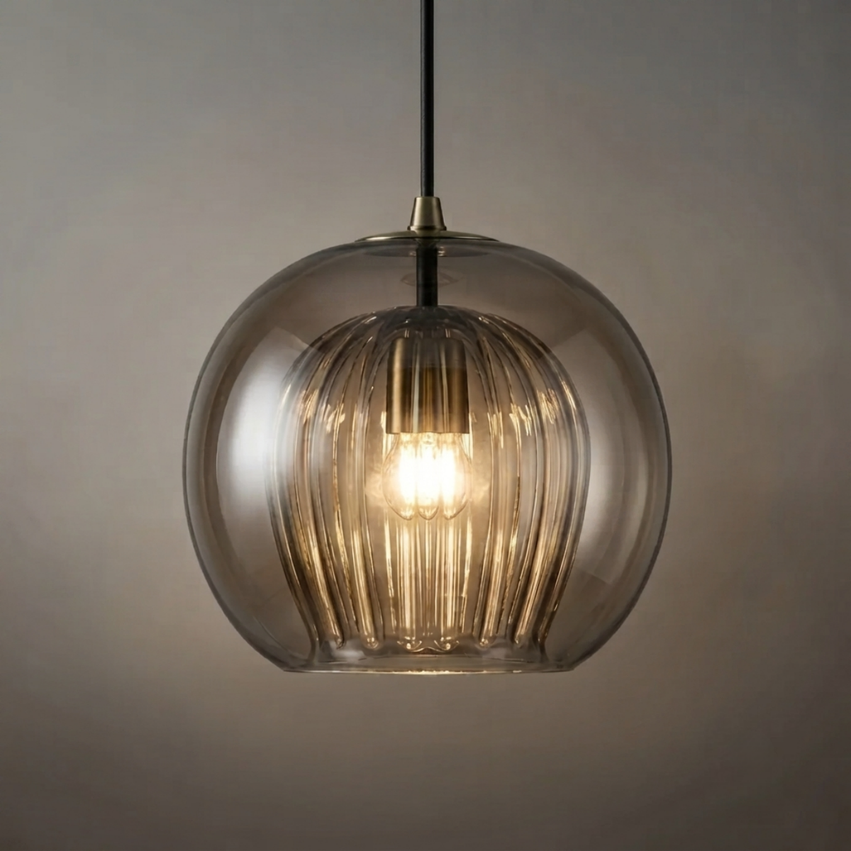 Vetro Nordic Globe Pendelleuchte – Klares oder bernsteinfarbenes Glas fürs Schlafzimmer